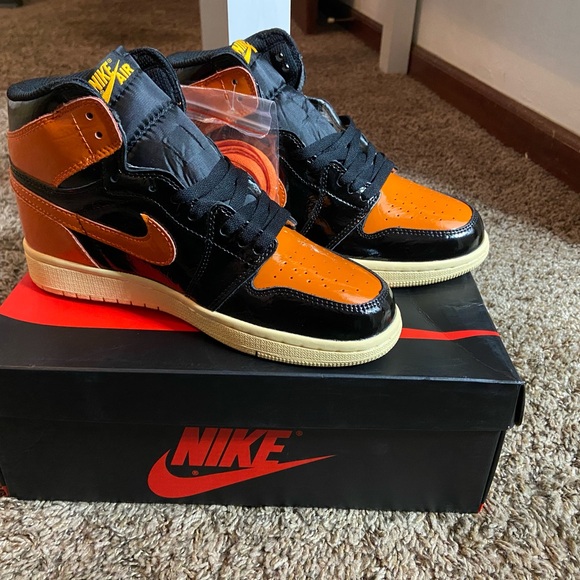 2019
Air Jordan 1 Retro High OG
'Shattered Backboard 3.0' - Picture 3 of 5